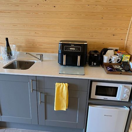 Ffrith Beach Glamping With Hot Tub Hotel เพรสตาติน ภายนอก รูปภาพ